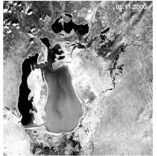 Аральское море в 2000 г., видна береговая линия середины прошлого века. По Аладину